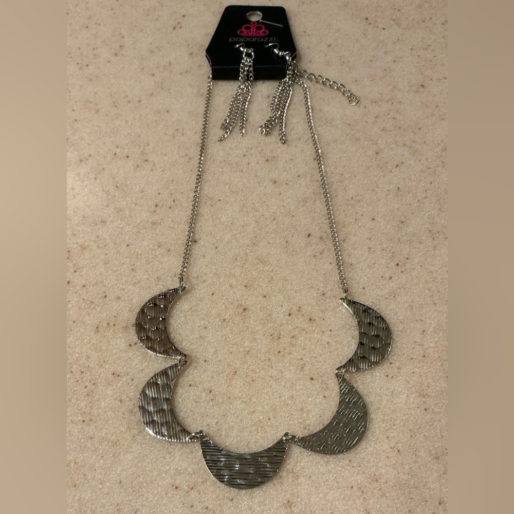 Paparazzi Textured Silver Necklace